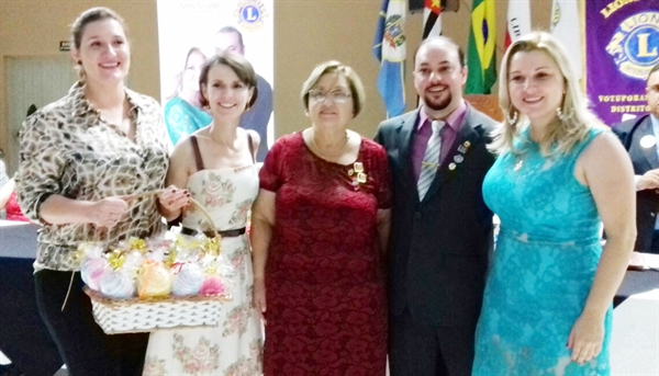 Lions Clube doa polvos de crochês para UTI Neonatal
