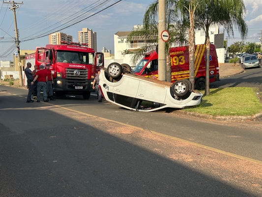 Carro capotou após batida (Foto: A Cidade)