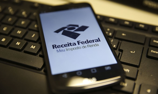 Nesse horário, a Receita Federal libera a consulta ao primeiro dos cinco lotes de restituição de 2021 (Foto: Marcello Casal Jr./Agência Brasil)