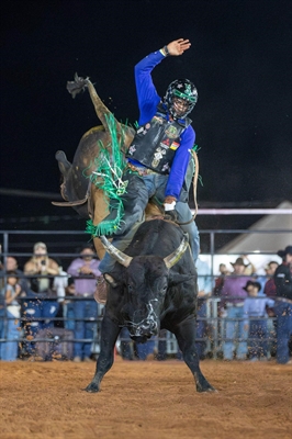 Wingson Henrique, campeão em Bragança Paulista 2026, a bordo do touro Divorcio na grande final. Crédito: Alberto Gonzaga