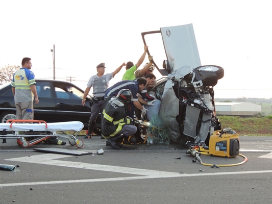 Homem de 60 anos fica ferido em capotamento na SP-320