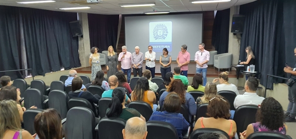 Representantes das entidades beneficiadas e autoridades municipais participara do anúncio de R$ 11,4 milhões em recursos (Foto: A Cidade)