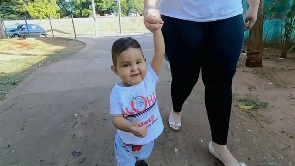 Menino recebeu transplante de fígado de doadora de Sarapuí (SP) (Foto: Reprodução/TV TEM)