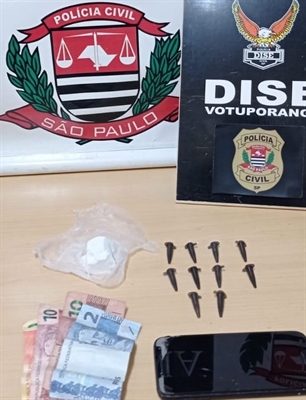 Os policiais civis da Dise de Votuporanga prenderam um traficante, no bairro Bom Clima, nesta segunda-feira (25), com uma pedra bruta de crack  (Foto: Divulgação)