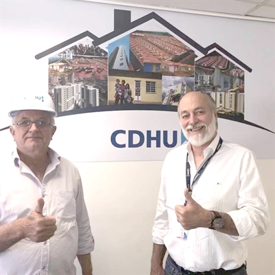 O prefeito de Parisi, Oclair Bento, entregou a documentação para a construção de casas na cidade ao diretor técnico da CDHU, Agnaldo Quintana (Foto: Assessoria)