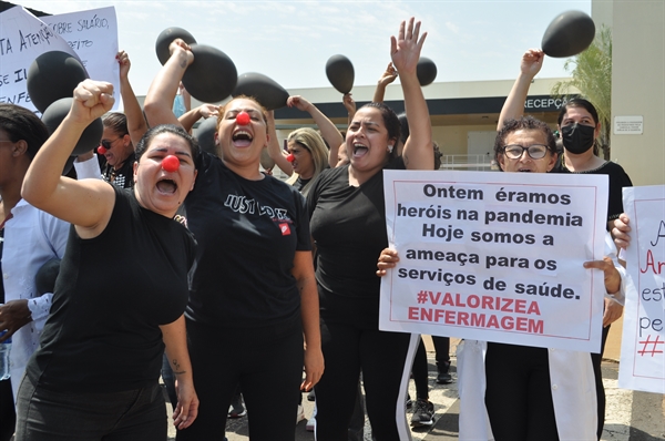 Em Votuporanga, dezenas de profissionais da enfermagem já se manifestaram sobre o tema (Foto: A Cidade)