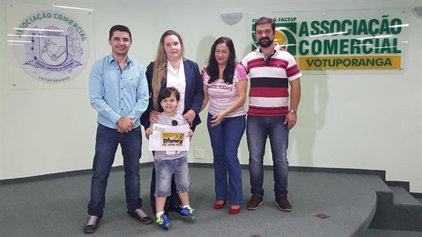 Kelly Cristina recebe o prêmio do Dia da Criança