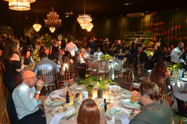 Jantar em comemoração aos 80 anos da Associação Comercial de Votuporanga reuniu um grane número de pessoas; no detalhe, o presidente da ACV, Guilherme Sant’Ana  Foto: A Cidade