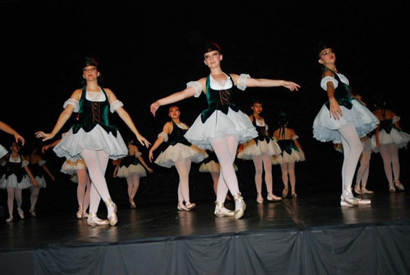 Almagêmea Escola de Dança se prepara para apresentação 