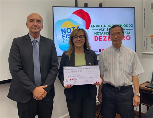 A Maria Cristina Gratão Fonseca com o cheque simbólico da premiação (Foto: Lar Celina)