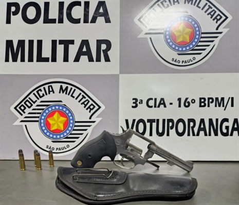 O acusado estava com um revólver calibre 38 na cintura, carregado com cinco munições quando foi detido pela Polícia Militar (Foto: Divulgação)