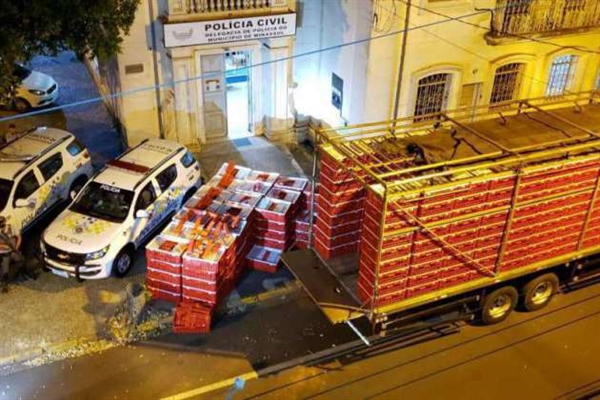 Caminhão que transportava o entorpecente (Foto: Polícia Rodoviária)