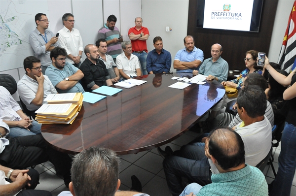 Na manhã de ontem, o prefeito João Dado autorizou duas obras de reformas em escolas municipais (Foto: Divulgação/Prefeitura de Votuporanga)