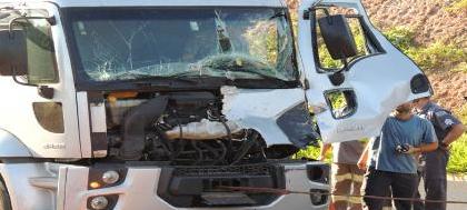 Motorista fica preso às ferragens após colisão