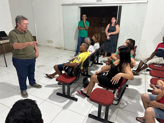 O deputado estadual Carlão Pignatari se reuniu com as famílias do desfavelamento para orienta-las sobre as dívidas (Foto: Assessoria)