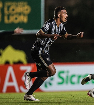 Édson foi o autor do gol que deu a vitória à Votuporanguense por 1 a 0 contra Grêmio Prudente na final do Campeonato Paulista da Série A3 (Foto: Pedro Zacchi/Ag. Paulistão)