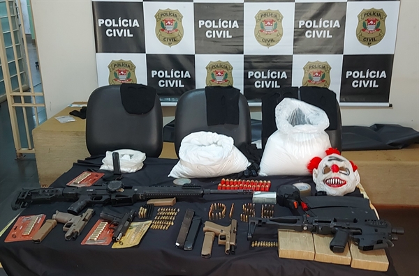 Homem e mulher pegos com mais de meio milhão em drogas e ‘arsenal de guerra’ na cidade foram condenados pela Justiça (Foto: Divulgação)