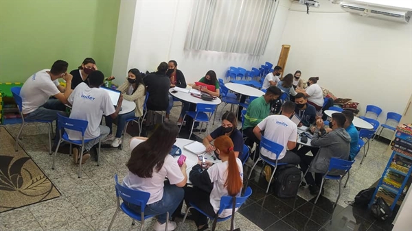 A organização da feira está a cargos dos jovens e adolescentes dos Grupos Abrindo Caminhos I e II e Bosd do Centro Social (Foto: Centro Social de Votuporanga)