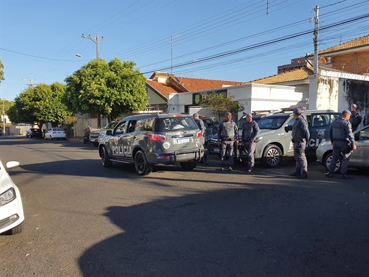 Cinco promotores, dois delegados de polícia, seis policiais civis e sete viaturas do Baep participaram da operação de ontem (Foto: A Cidade)