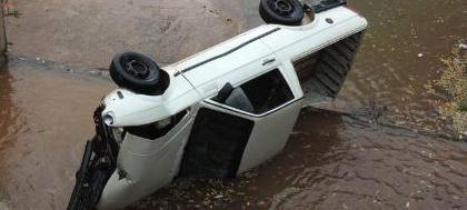 Motorista perde controle e automóvel despenca de ponte