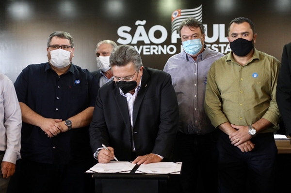 O governador em exercício, Carlão Pignatari, assinou o decreto para implementação do Painsp (Foto: Governo de SP)