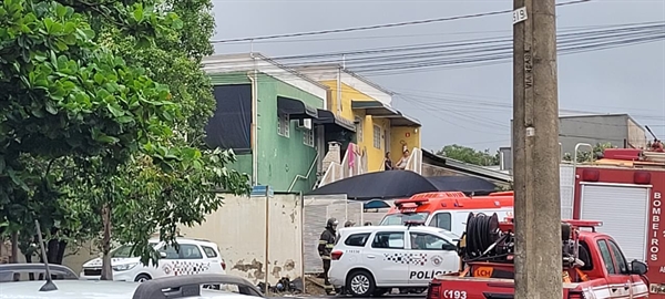Mãe tenta negociar com homem que fez mulher e bebê de reféns em Votuporanga (Foto: A Cidade)