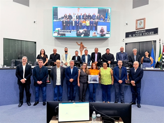 O título “Educador Nota 1000” foi entregue na noite de anteontem pela Câmara Municipal durante a sessão ordinária  Foto: Assessoria