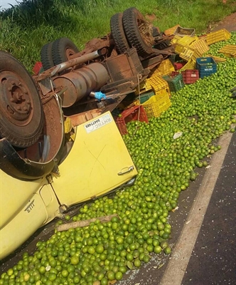 Caminhoneiro morre ao tombar  caminhão carregado com limões