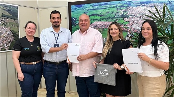 Prefeito Júnior Nascimento e representantes do Senac de Votuporanga (Foto: Prefeitura de Nhandeara)