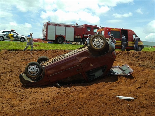 Automóvel com três pessoas capota na SP-320
