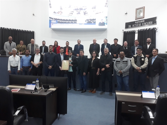 A homenagem é de autoria do vereador Osmair Ferrari e foi entregue ao presidente da entidade, Rafael Salerno (Foto: A Cidade)