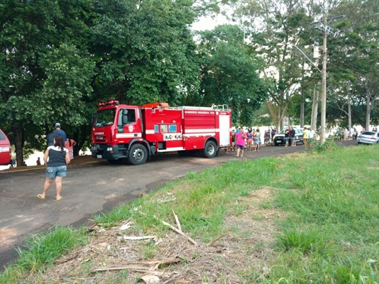  Corpo de Bombeiros fez resgate do jovem que se afogou na represa de Monte Aprazível (SP) (Foto: Destaque Mais/Divulgação) 