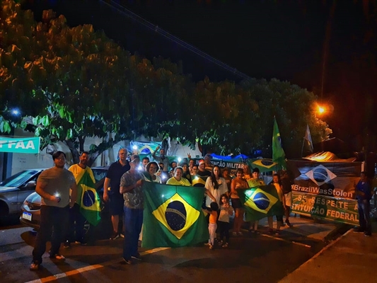 Manifestantes deixaram de passar o Natal com suas famílias para montar uma ceia na frente do Tiro de Guerra de Votuporanga (Foto: Arquivo pessoal)