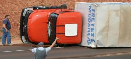 Caminhão tomba e interdita parcialmente a rodovia 