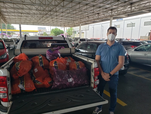 O engenheiro Gabriel Gomes Bifaroni, presidente da Searvo, transportando os alimentos que seriam doados (Foto: Arquivo pessoal)