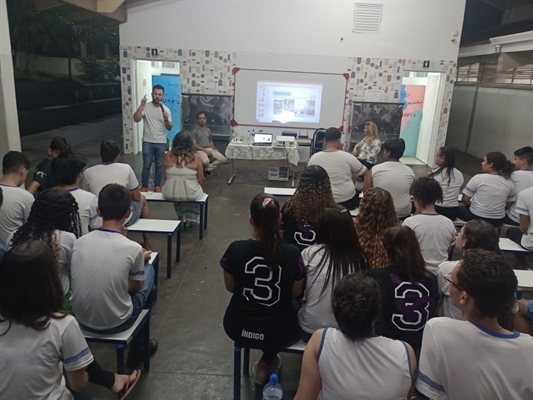 Alunos receberam a vista do secretário de Direitos Humanos, Emerson Pereira, e também da primeira-dama Rose Seba; quiz fechou com chave de ouro a palestra  (Foto: Prefeitura de Votuporanga)