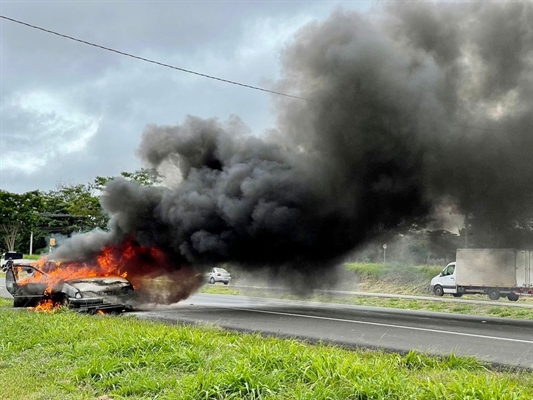 Quatro pessoas estavam no carro e conseguiram deixar o veículo em chamas (Foto: André Modesto/TV TEM) 