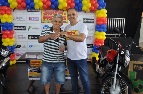  Waldecy Joaquim de Oliveira foi o ganhado do principal prêmio da campanha, o carro zero km (Foto: A Cidade)