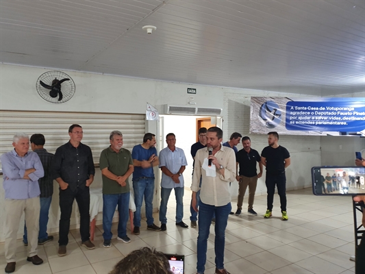 Ao lado dos prefeitos e representantes de 18 cidades da região, Fausto Pinato anunciou R$ 2 milhões para a Santa Casa de Votuporanga (Foto: A Cidade)