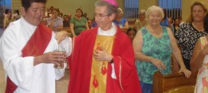 Dom Paulo inaugura bancos da Paróquia Santa Joana