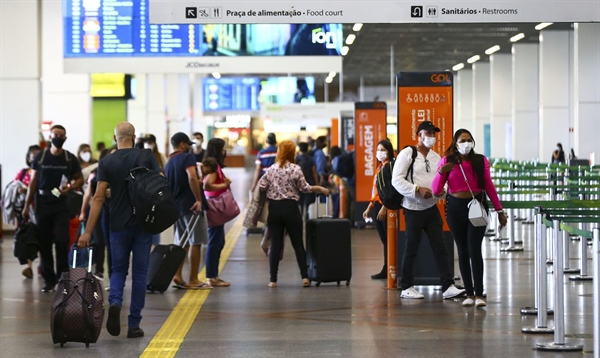 Segundo a portaria interministerial, o comprovante de vacinação é válido com vacinas para combate à covid-19 aprovadas no Brasil (Foto: Marcelo Camargo/Agência Brasil)