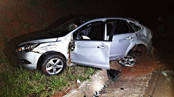 Carro sai da pista e capota na rodovia SP-320