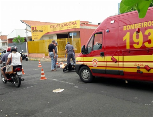 Motociclista de 27 anos fica ferido em batida em esquina