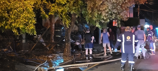 A lage e o teto desabaram, deixando dois bombeiros feridos   Foto: Mateus Alves