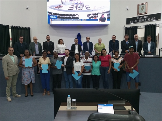 Familiares e amigos de Helena Pereira de Souza acompanharam a votação e se emocionaram com a homenagem póstuma (Foto: A Cidade)