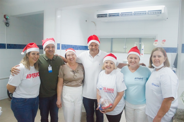 Papai Noel esteve na Unidade de Diálise, levando esperança; também houve entrega de panetone e sorteio de brindes (Foto: Santa Casa)