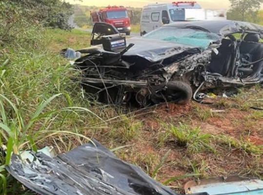 O motorista do caminhão sofreu ferimentos leves e recebeu atendimento médico no local (Foto: Divulgação/Polícia) ???????