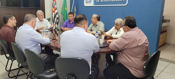 O prefeito Jorge Seba recebeu a notícia do vereador Nilton Santiago e pastores da igreja Assembleia de Deus de Votuporanga (Foto: Prefeitura de Votuporanga)