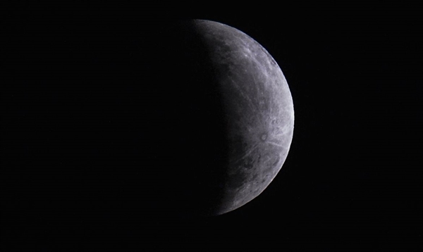 É também chamado de eclipse de microlua, quando o satélite está no ponto mais afastado da órbita ao redor da Terra (Foto: Marcello Casal Jr/Agência Brasil)