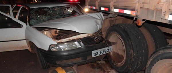Jovem fica gravemente ferido após bater carro em carreta